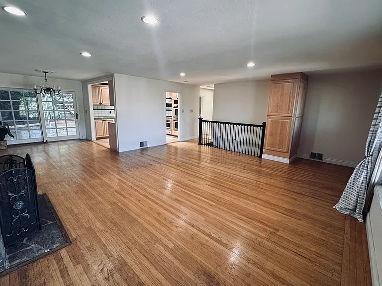 718 Alameda De Las Pulgas — Photo 4