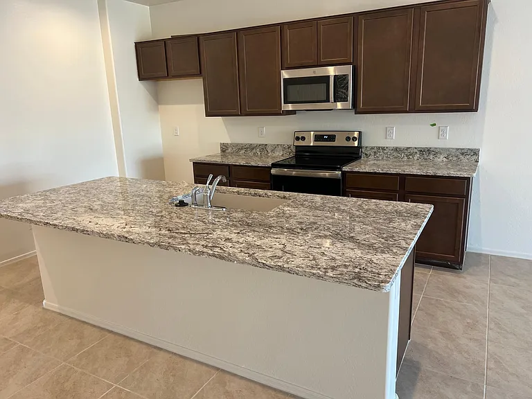 1941 N Hubbard Ln — Photo 5