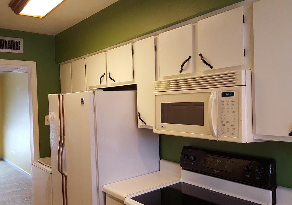 Kitchen with all electric appliances, including the microwav
