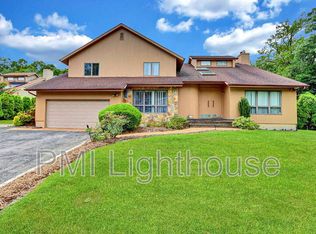 2 Carlyle Dr, Glen Cove, NY 11542