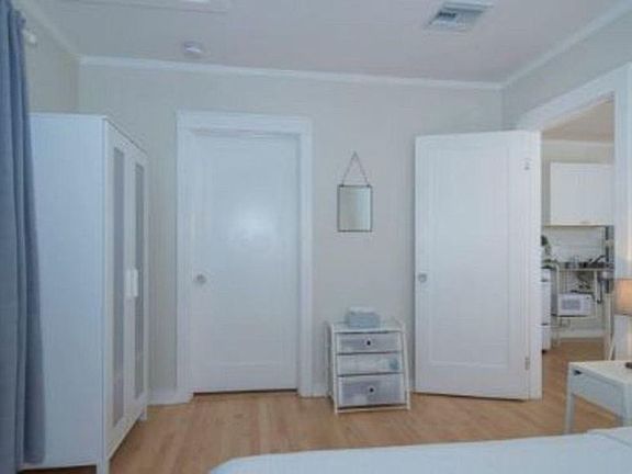 3rd image of 2258 Pelham Ave