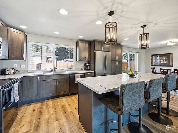 4th image of 7909 89th Avenue SW
