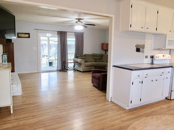 5th image of 105 Della Dr