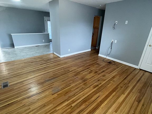 4th image of 1810 W Champagne Ave S