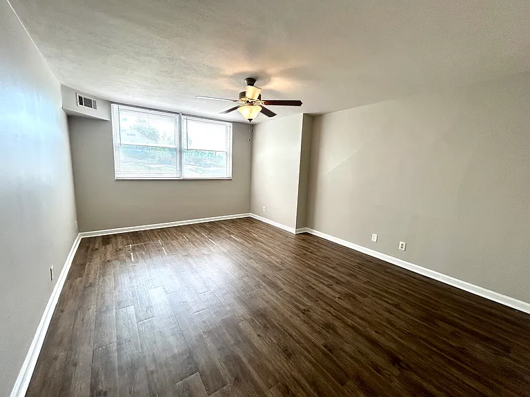 Continental Condos by Charlotte Management — Photo 10