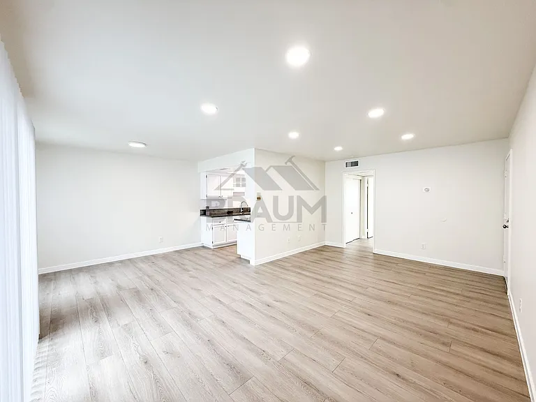 15000 BURBANK — Photo 1