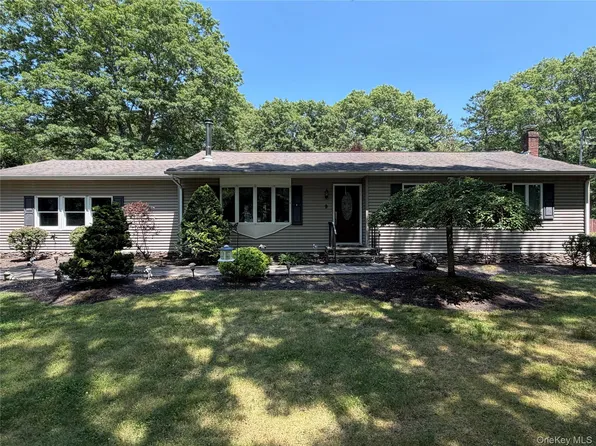 9 Pleasant View Road, Ridge, NY 11961
