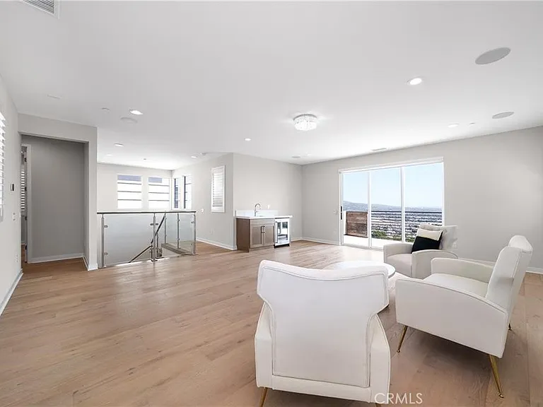 438 Sycamore Dr — Photo 14