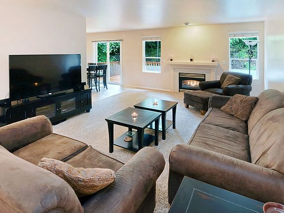 Living Room w/gas Fireplace