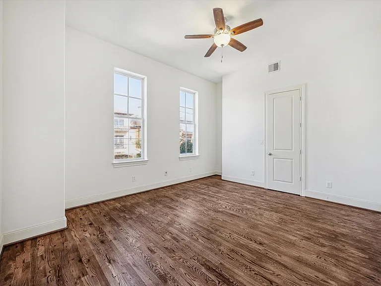 1407 Knox St — Photo 17
