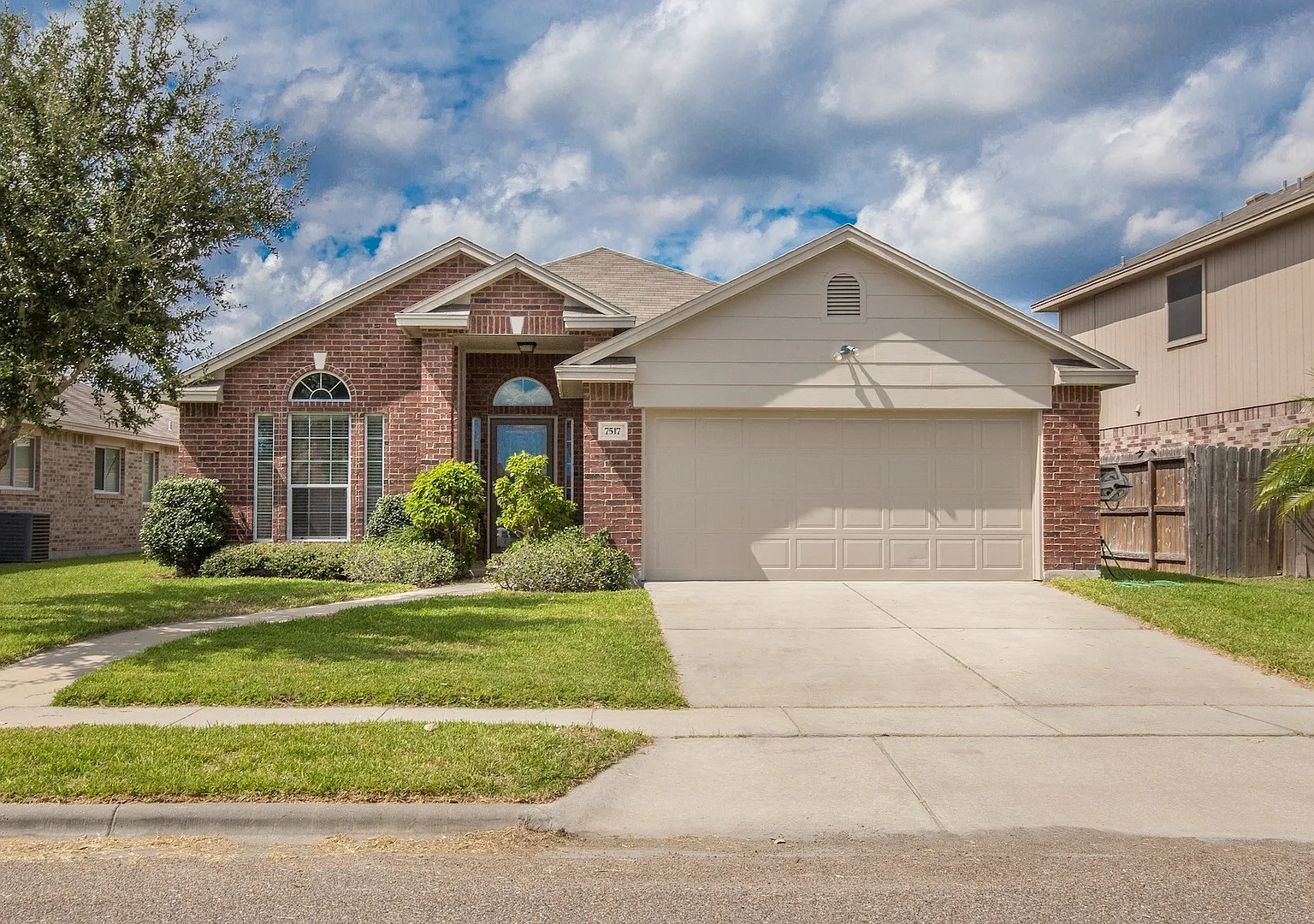 7517 Fort Griffen 3 bed/ 2bath! $2195/Month — Photo 1