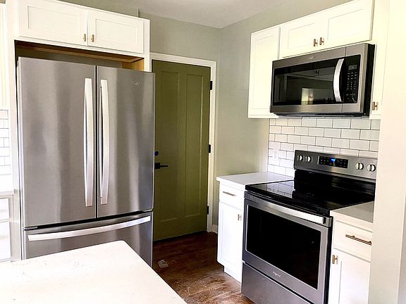 3rd image of 2621-2623 Woodburn Ave #104