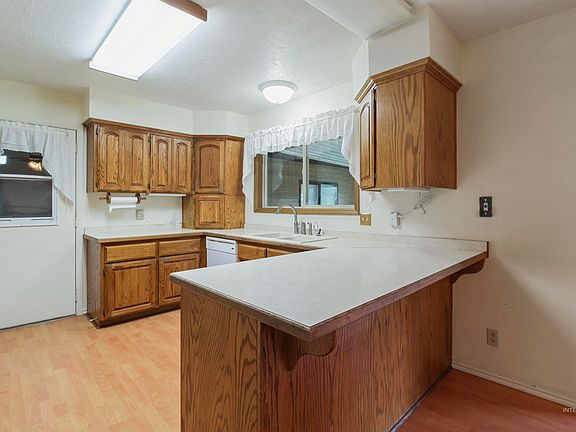 5th image of 631 E 18th St