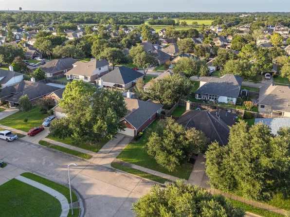 1819 Castle Oaks Dr, Pearland, TX 77581