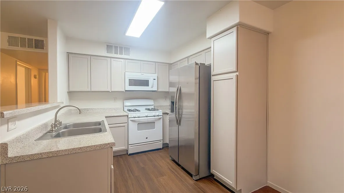 2 bed, 2.0 bath, 987 sqft, $1,200 — Photo 2