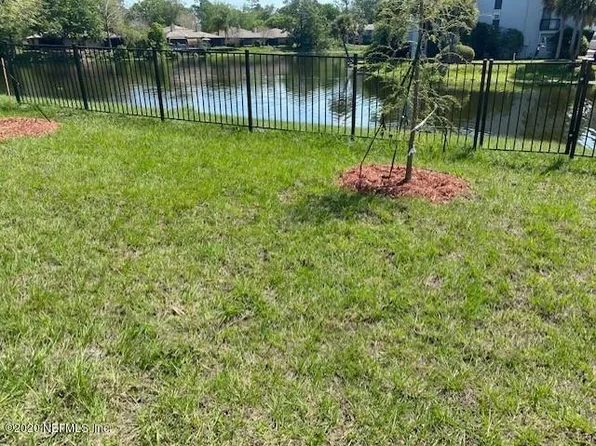 8256 Meadow Walk Ln, Jacksonville, FL 32256