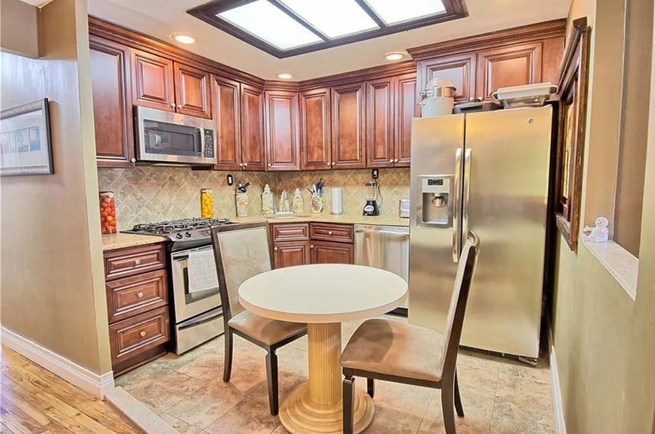 3 bed, 1.5 bath, 1300 sqft, $3,200 — Photo 1
