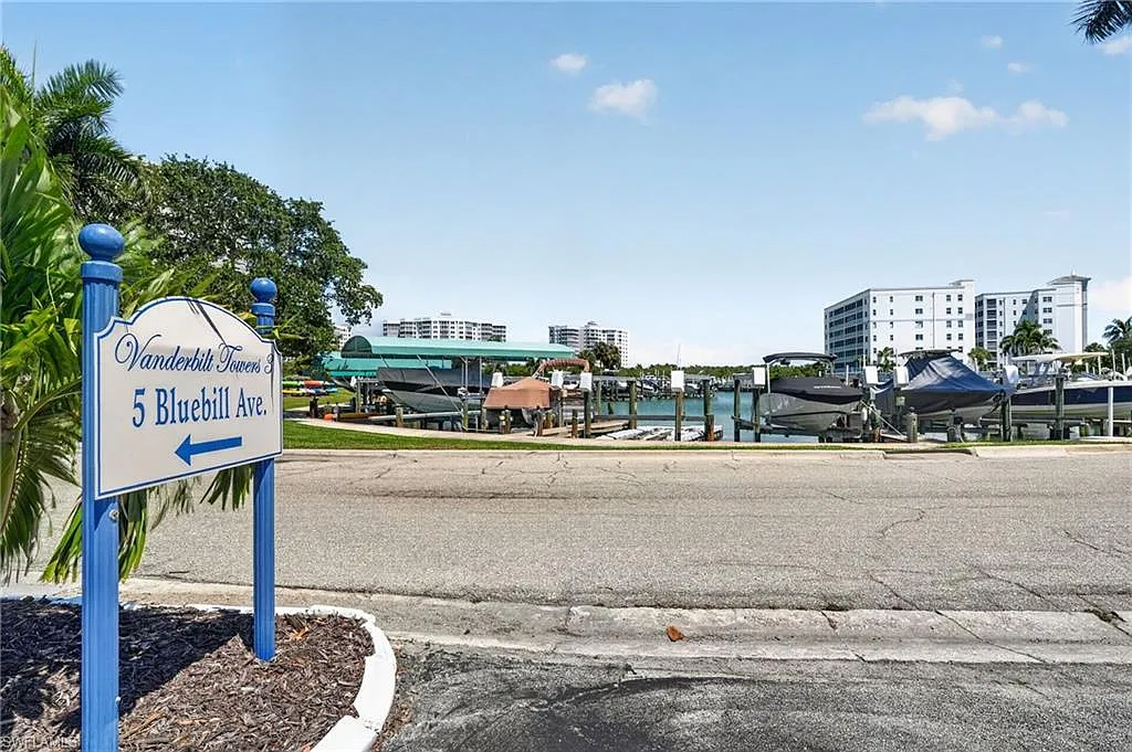 2 bed, 2.0 bath, 1076 sqft, $8,500 — Photo 3