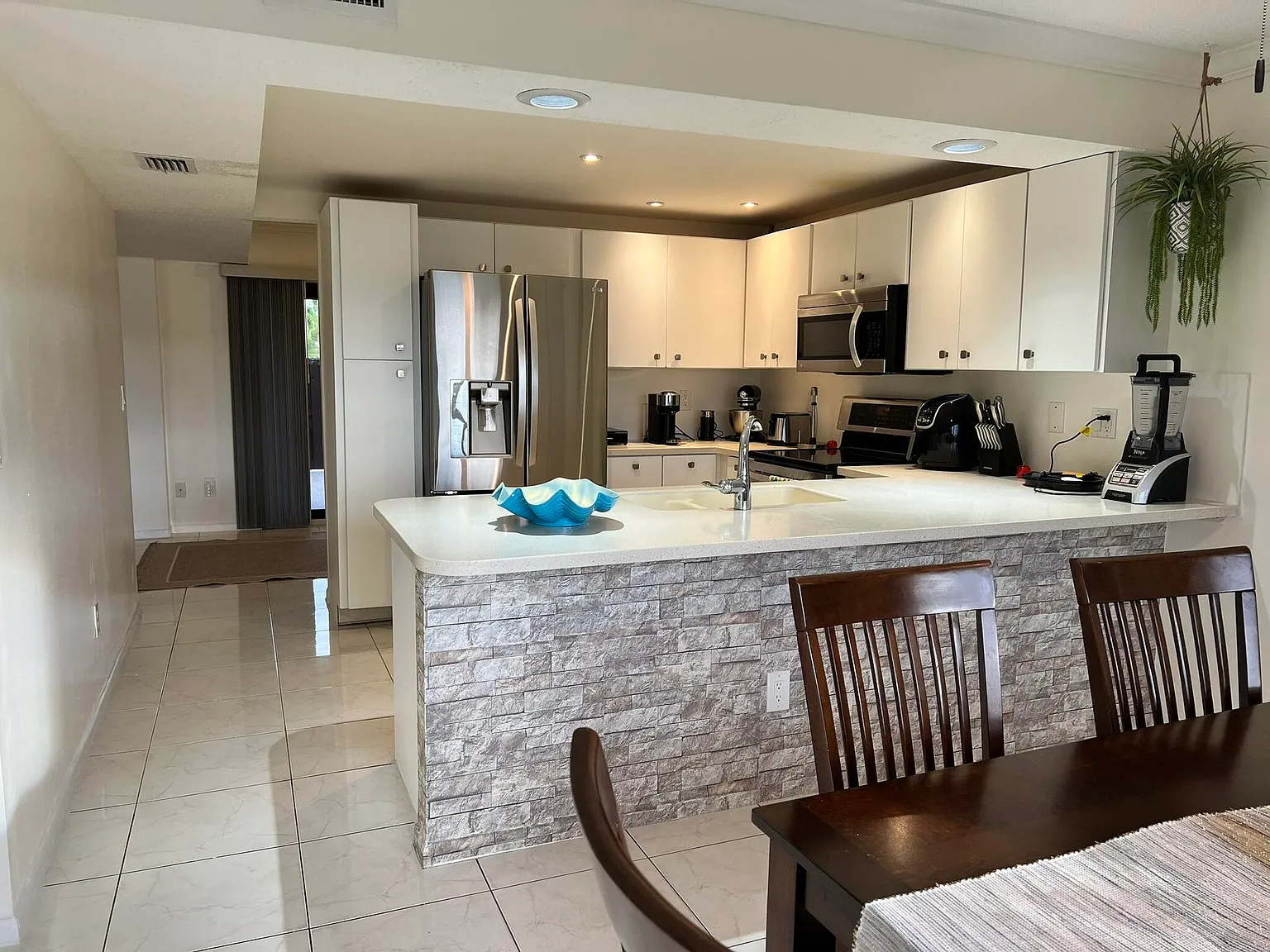 3 bed, 2.5 bath, 1872 sqft, $3,200 — Photo 4