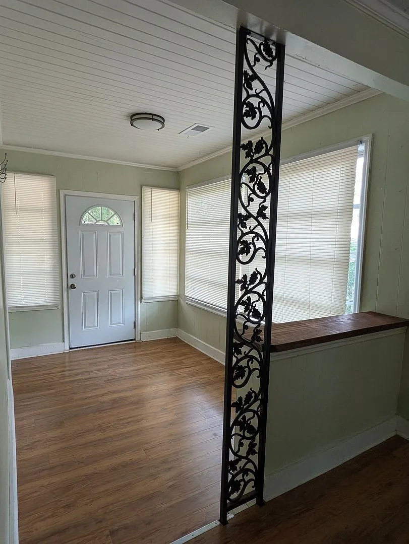 906 Central — Photo 1