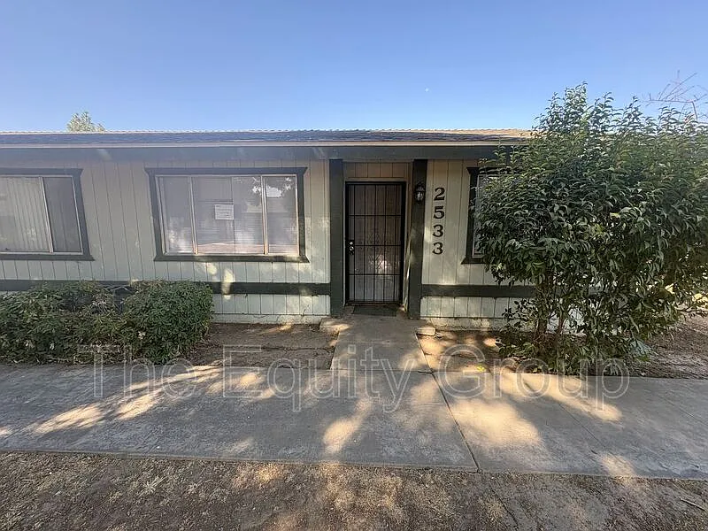 2 bed, 1.0 bath, $1,100 — Photo 1