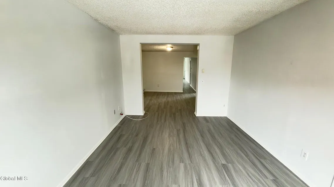 3 bed, 950 sqft, $1,325 — Photo 3