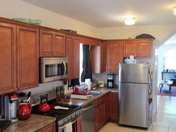 2nd image of 34 Winfield St Floor 1