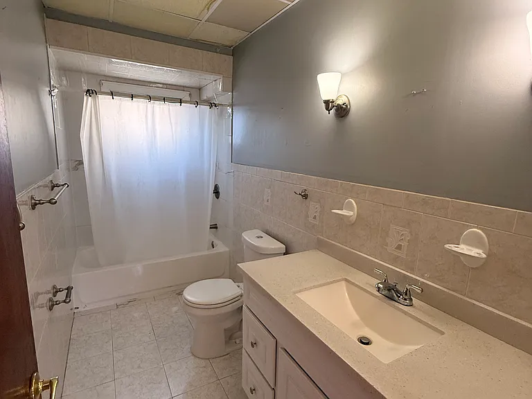 194-196 E 25th St #1 — Photo 3