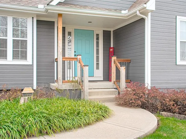 2224 SW Morris Dr, Lees Summit, MO 64082