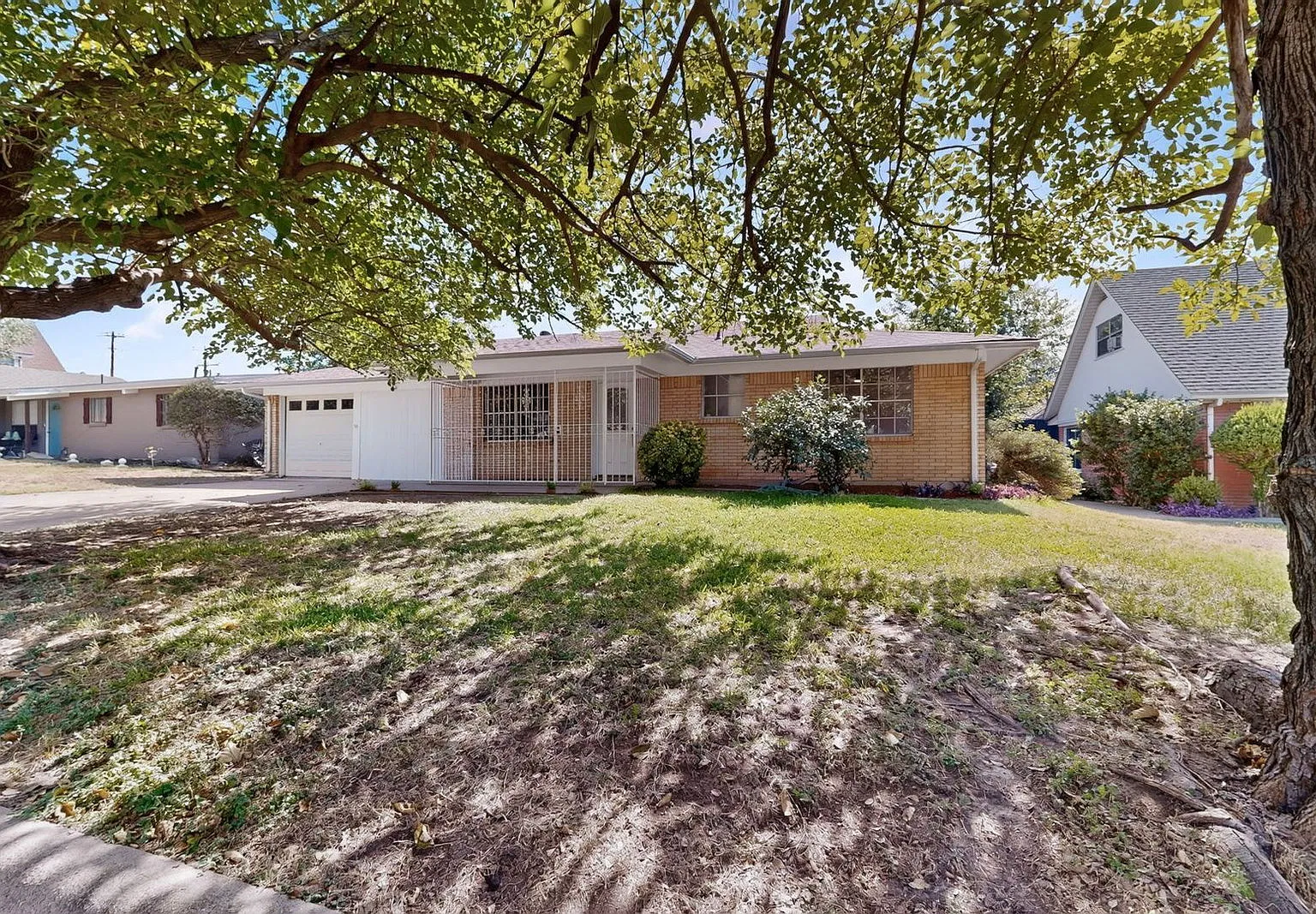 4 bed, 2.0 bath, 2128 sqft, $2,700 — Photo 2