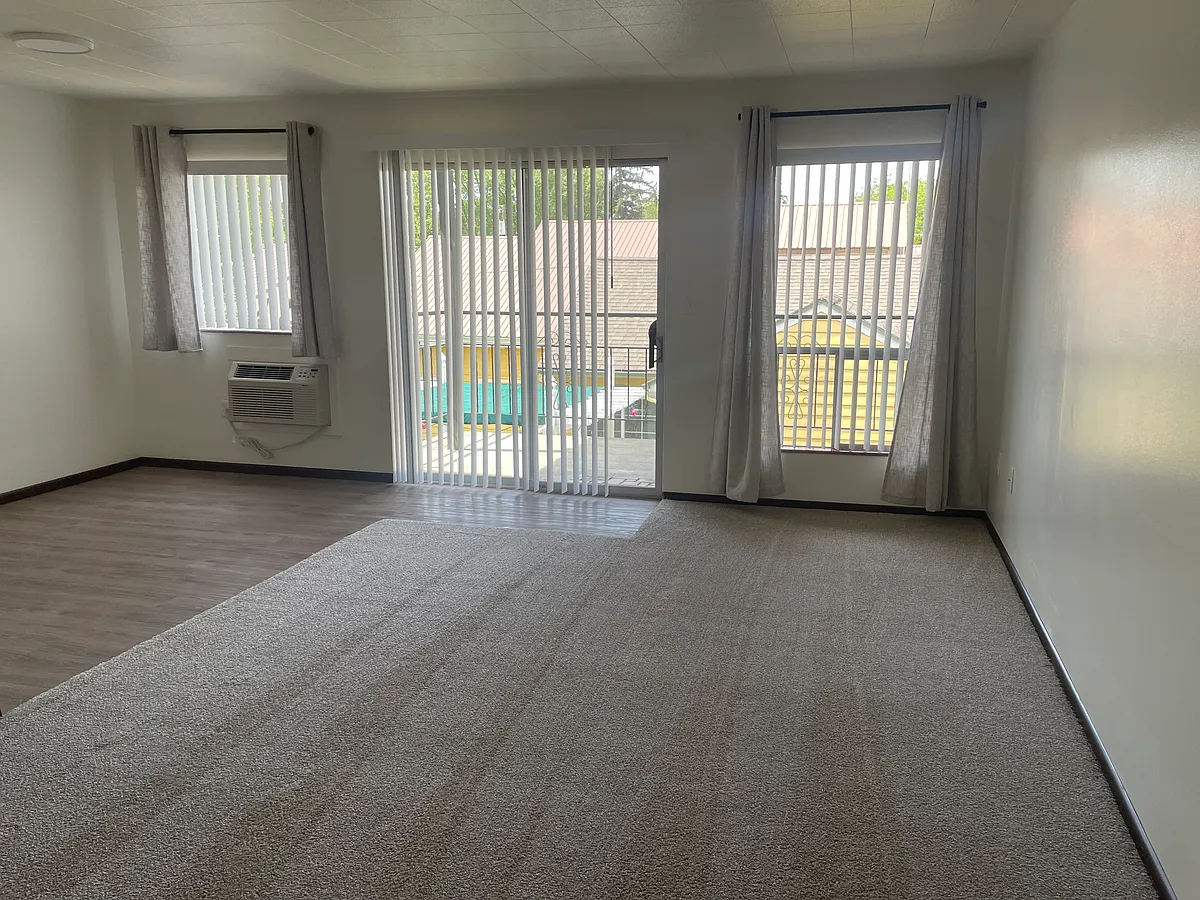 Building Photo - 712 E 6th Ave #207