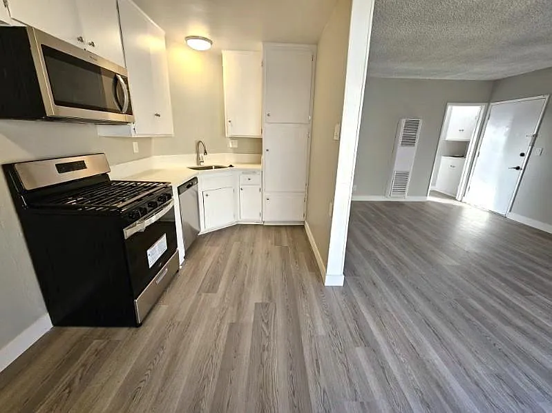 2633 Centinela Ave #11