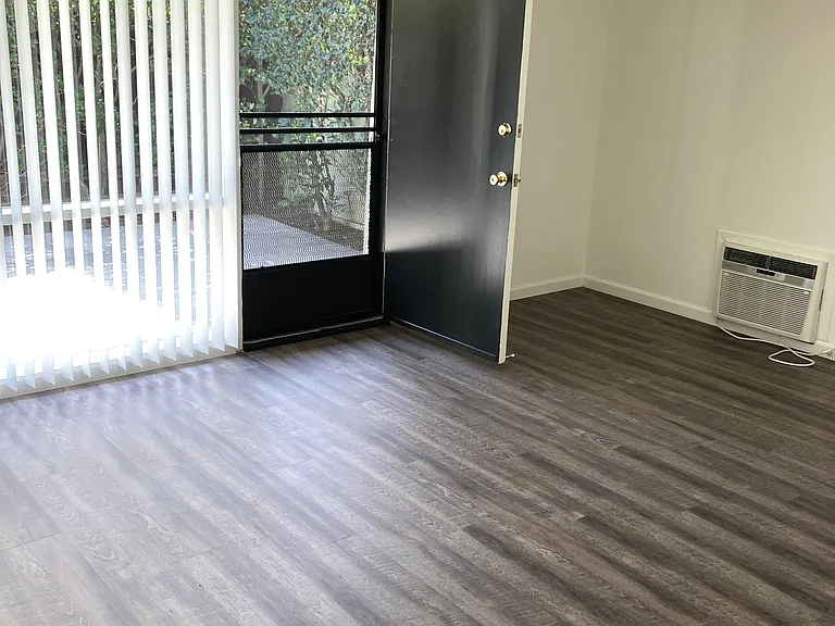 305 California Blvd — Photo 16