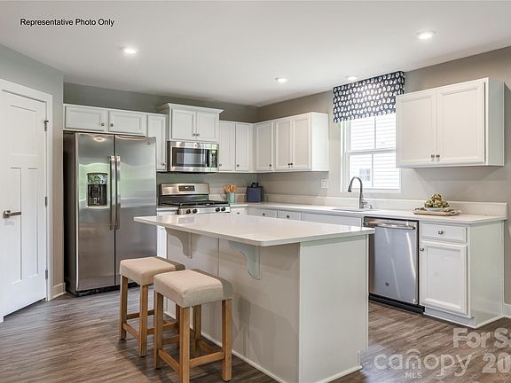 2nd image of 936 Pemberley St