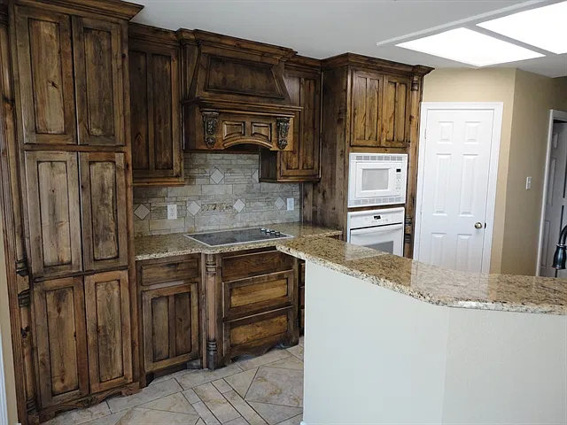4 bed, 2.0 bath, 1928 sqft, $2,605 — Photo 4