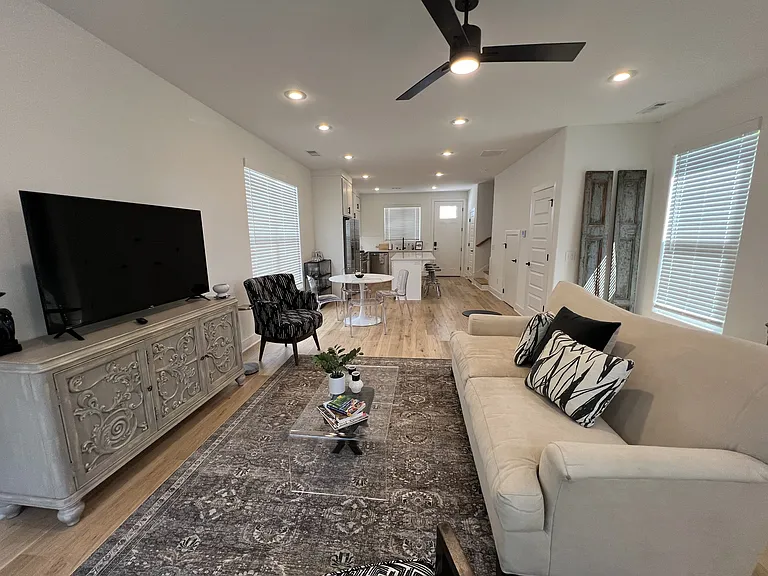1326 Van Buren Ave — Photo 5