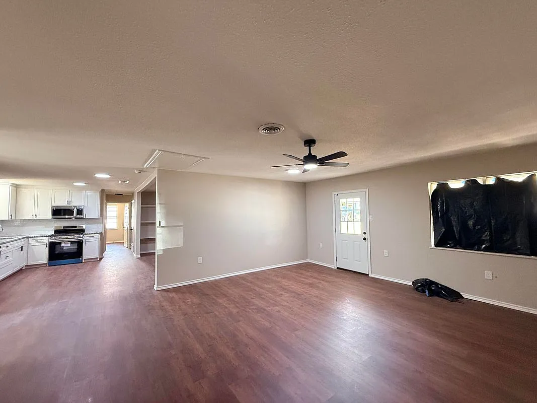 3 bed, 2.0 bath, 1374 sqft, $1,795 — Photo 2