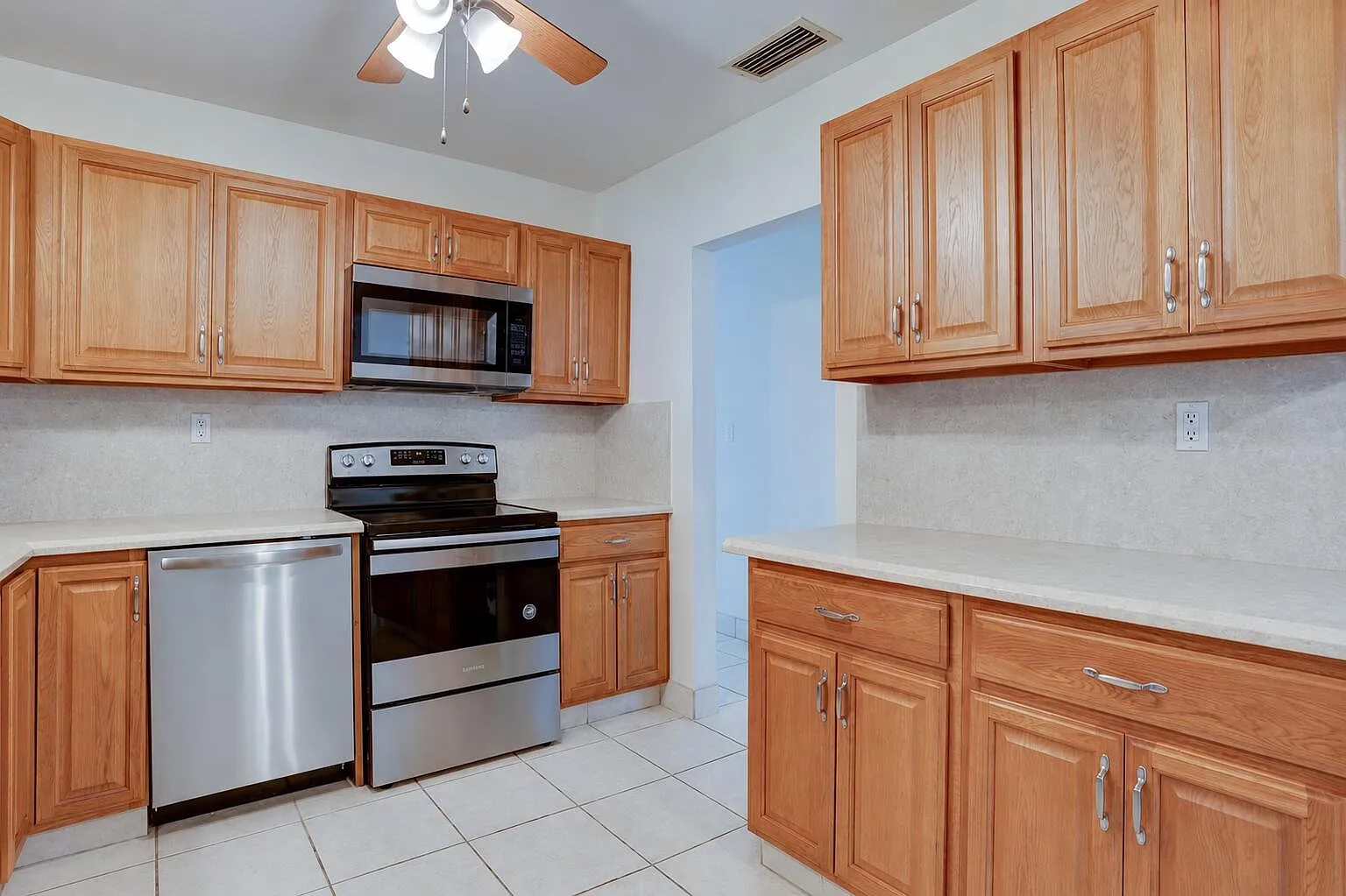 3 bed, 2.0 bath, 1620 sqft, $3,600 — Photo 3