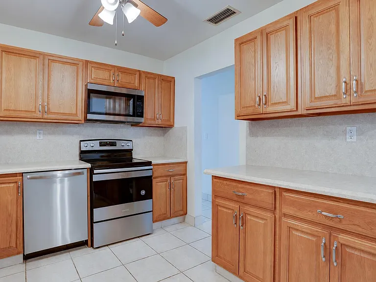 970 SW 3rd Ave — Photo 3