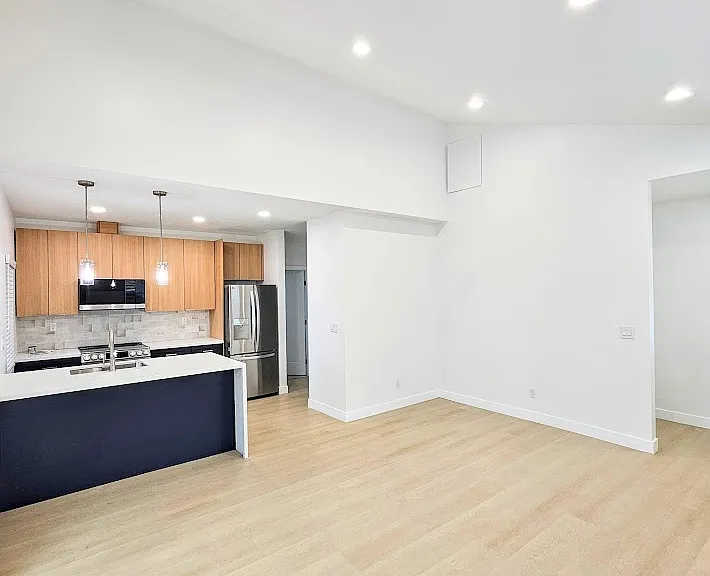 1270 Froude St #1270 — Photo 2