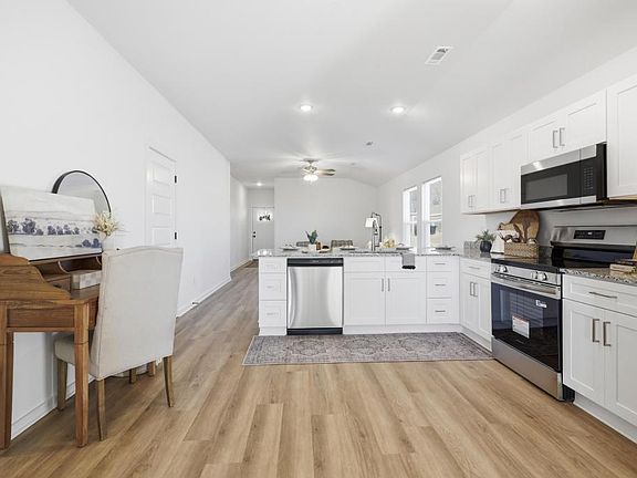 2nd image of 207 S Eagle Ln