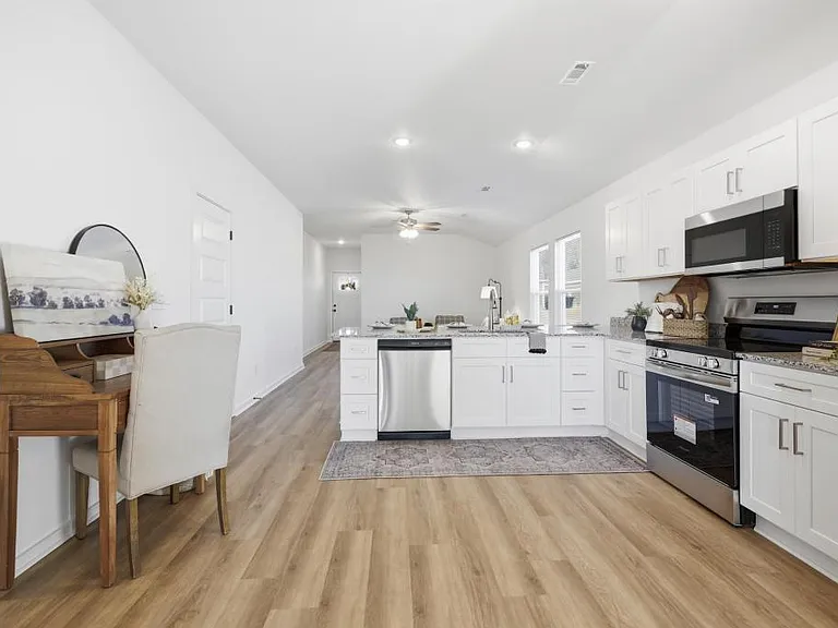 207 S Eagle Ln — Photo 2