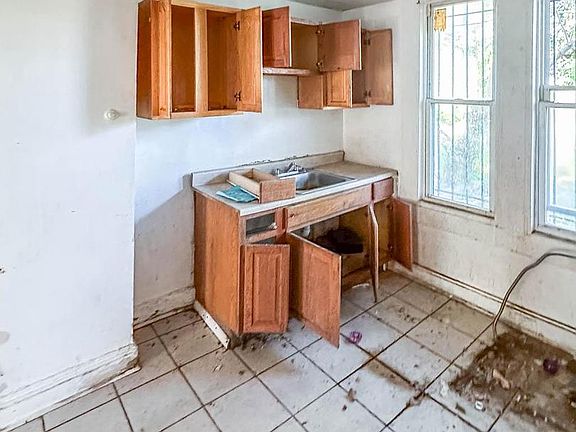4th image of 1218 N Montford Ave