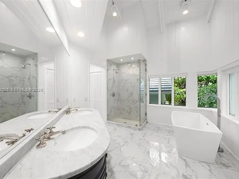 5600 Oakwood Ln #5600 — Photo 15