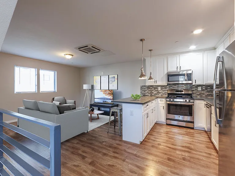 1168 W 36th Pl — Photo 17