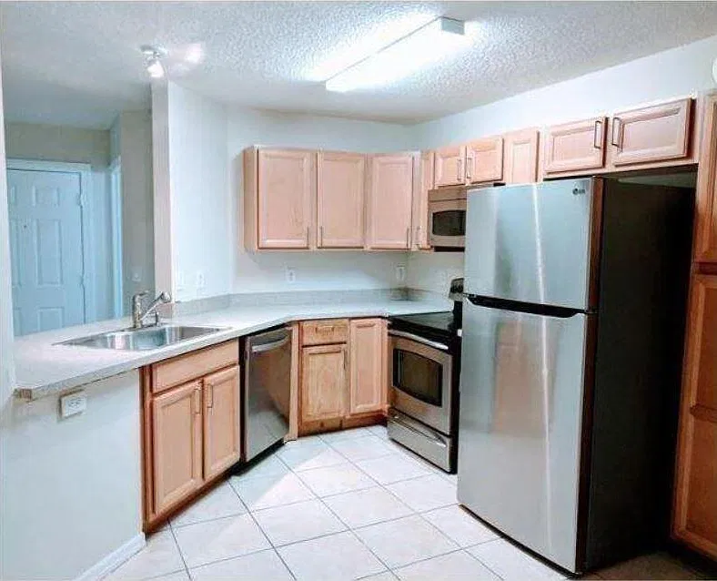 3 bed, 2.0 bath, 1170 sqft, $2,200 — Photo 2