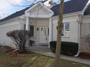 5551 Amanda Ct, Rolling Meadows, IL 60008