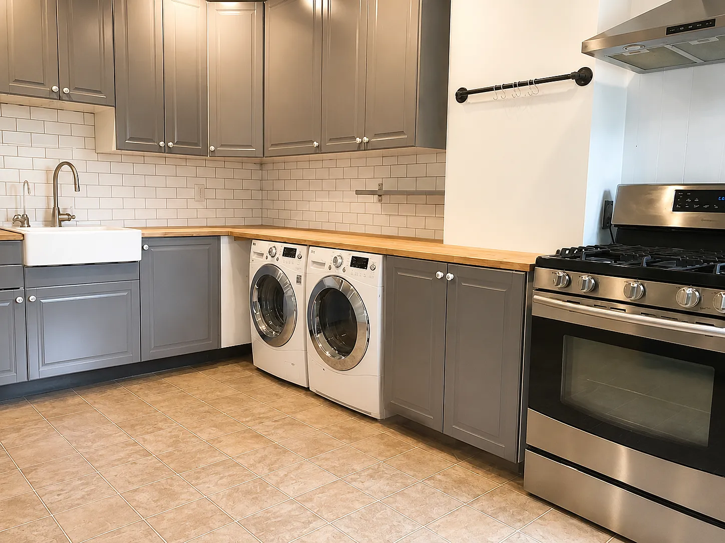 4 bed, 99999 sqft, $5,000 — Photo 1