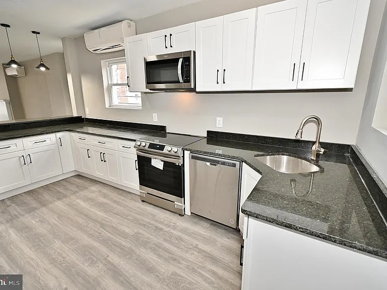 614 N Frazier St — Photo 2