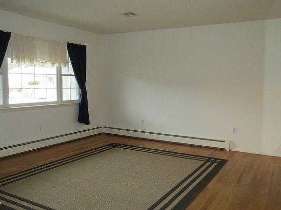 3rd image of 1024 Edgebrook Dr E